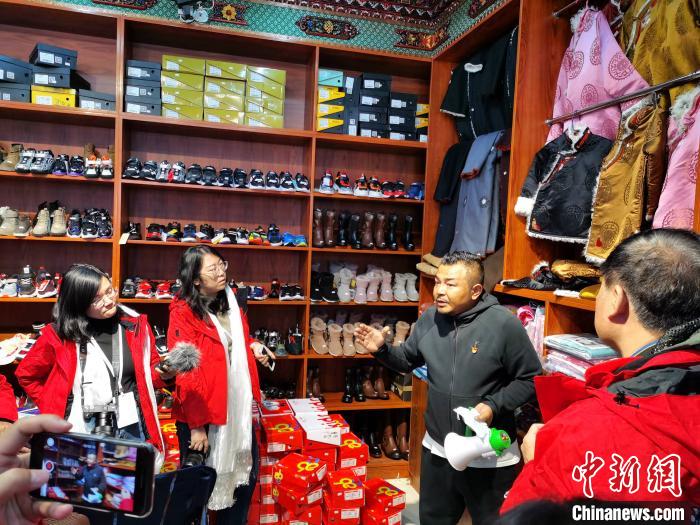 圖為中外媒體在玉樹州玉樹市甘達村采訪?！?zhí)砀?攝