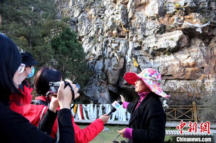 圖為中外媒體在玉樹州玉樹市采訪文旅融合情況?！?zhí)砀?攝