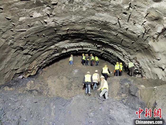 圖為久馬高速查針梁子隧道施工現(xiàn)場?！⊥貔i 攝