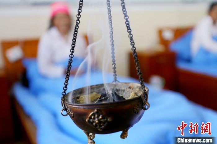 圖為藏醫(yī)熏藥療法?！「哒?攝