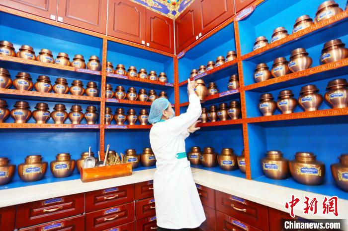 近年來，夏河縣藏醫(yī)醫(yī)院在基礎(chǔ)設(shè)施、醫(yī)療服務(wù)、業(yè)務(wù)拓展、人才梯隊、制度建設(shè)等都發(fā)生了巨大變化?！「哒?攝