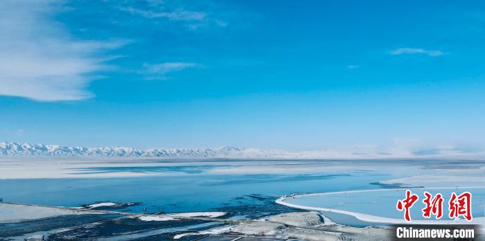 圖為冬季茶卡天空壹號(hào)景區(qū)?！±罱瓕?攝