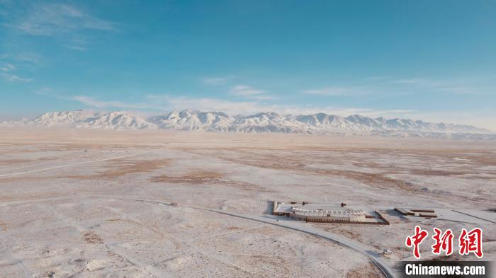 圖為冬季茶卡天空壹號(hào)景區(qū)?！±罱瓕?攝