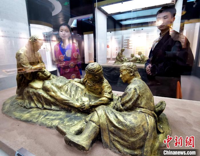 圖為模擬的藏醫(yī)眼科手術(shù)場景?！?zhí)砀?攝