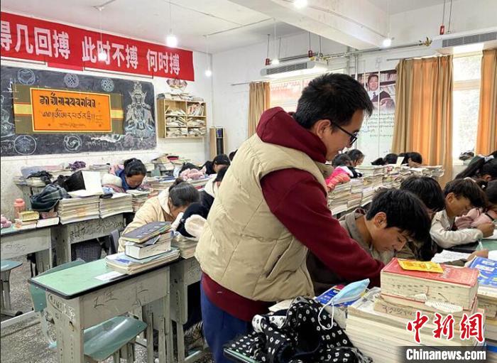 學(xué)生在免費輔導(dǎo)班上課。　尼瑪初 攝