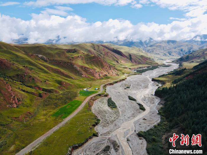 資料圖為祁連山國家公園青海片區(qū)?！±罱瓕?攝