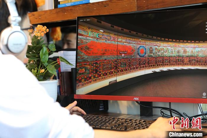 2月23日，青海西寧，市民利用VR瀏覽長達(dá)608米的《中國藏族文化藝術(shù)彩繪大觀》。農(nóng)歷辛丑牛年新年“巧遇”藏歷鐵牛新年，青海高原農(nóng)牧民特別是生活在城市的藏族民眾，正享受從“流口水”的糌粑到“鎮(zhèn)館之寶”VR體驗(yàn)的味覺、視覺“大餐”之變。<a target='_blank' ><p  align=