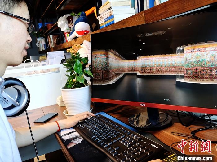 2月23日，青海西寧，市民利用VR瀏覽長達(dá)608米的《中國藏族文化藝術(shù)彩繪大觀》。農(nóng)歷辛丑牛年新年“巧遇”藏歷鐵牛新年，青海高原農(nóng)牧民特別是生活在城市的藏族民眾，正享受從“流口水”的糌粑到“鎮(zhèn)館之寶”VR體驗(yàn)的味覺、視覺“大餐”之變。<a target='_blank' ><p  align=