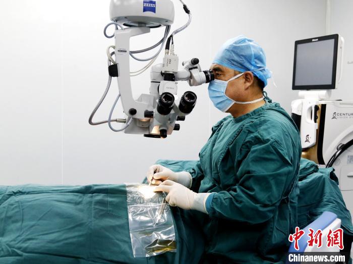 送“光明”的眼科醫(yī)生董光明:三十載見(jiàn)證中國(guó)西部眼科飛躍