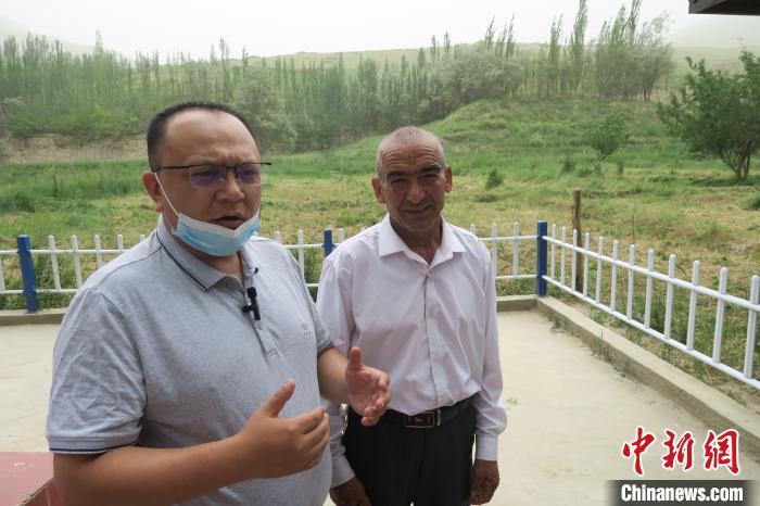 圖右為普魯村當(dāng)年迎接進(jìn)藏先遣連入村的見證者后代西日普·依布地?！畛坛?攝