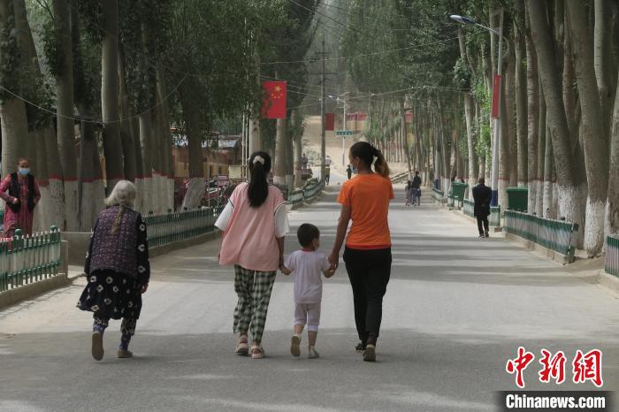 圖為進(jìn)藏先遣英雄連誓師地原址所在的新疆維吾爾自治區(qū)和田地區(qū)于田縣普魯村現(xiàn)貌?！畛坛?攝