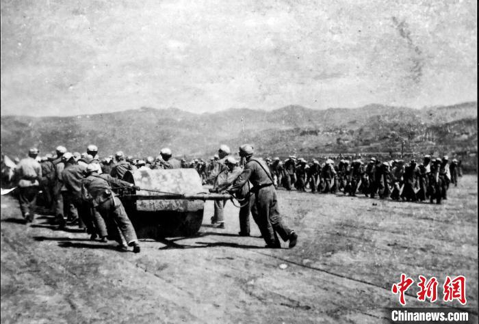 十八軍戰(zhàn)士修建機場跑道。(歷史圖片由十八軍后代張小康提供，劉炳科翻拍)