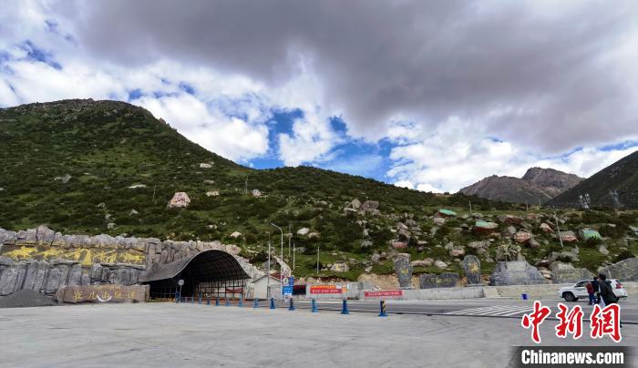 已建成通車的雀兒山隧道。　劉忠俊 攝