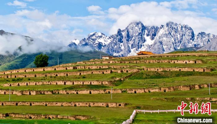 十八軍甘孜窯洞群?！⒅铱?攝