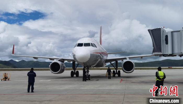 康定機場一架航班降落?！⒅铱?攝