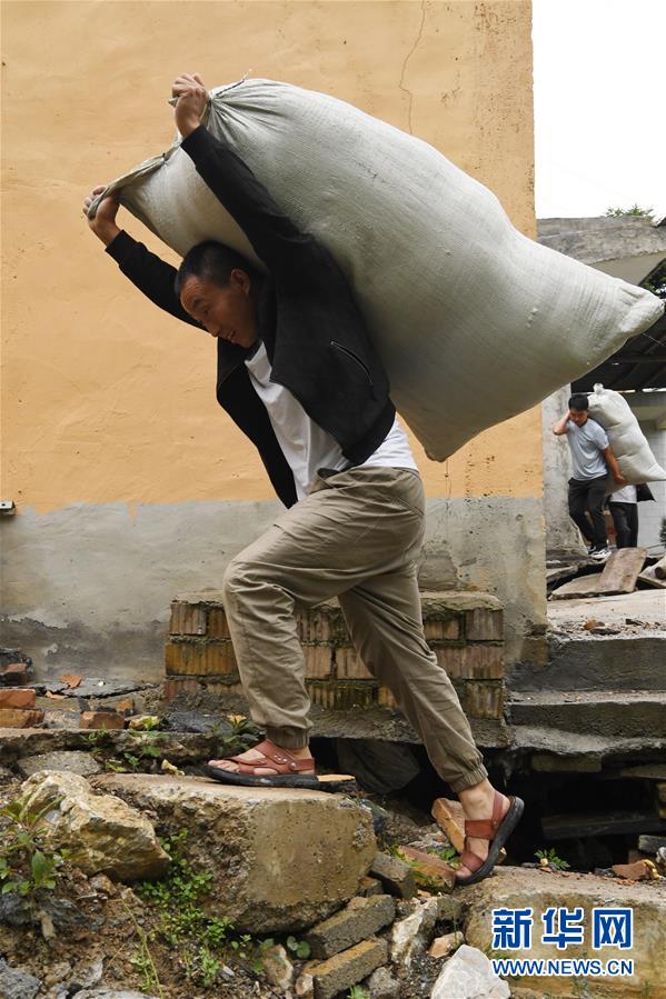 （新華全媒+）（8）千里“挪窩”，踏實(shí)開啟新生活