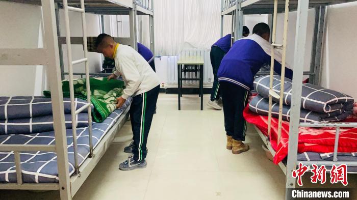 青?，敹嗟卣馂?zāi)后重建見聞：從帳篷教室到分區(qū)上課