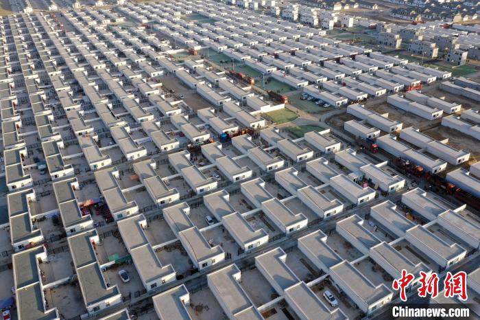 圖為蘭州新區(qū)移民安置區(qū)?！《P 攝