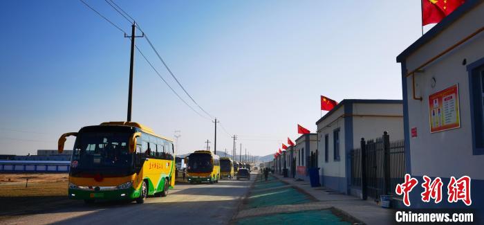 圖為搬遷民眾抵達(dá)安置區(qū)?！∥航ㄜ?攝