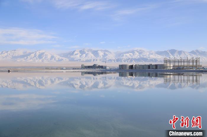 圖為鹽湖景色?！●R翔 攝