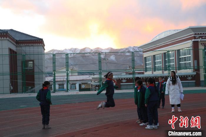 圖為學(xué)生們開(kāi)展社團(tuán)活動(dòng)?！『F龍 攝