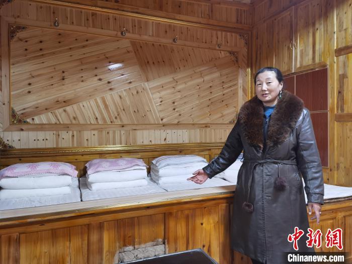 圖為德吉村村民鬧尖措介紹自家農(nóng)家樂。　祁增蓓 攝