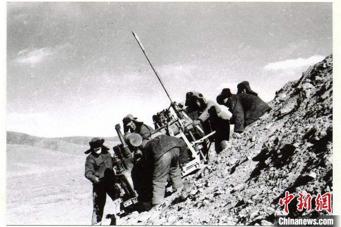 中鐵西北院科技工作者肩挑手扛運(yùn)送地質(zhì)鉆機(jī)。(資料圖) 中鐵西北科學(xué)研究院供圖