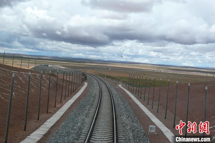 圖為熱棒技術(shù)在青藏鐵路凍土區(qū)的應(yīng)用。(資料圖) 中鐵西北科學(xué)研究院供圖