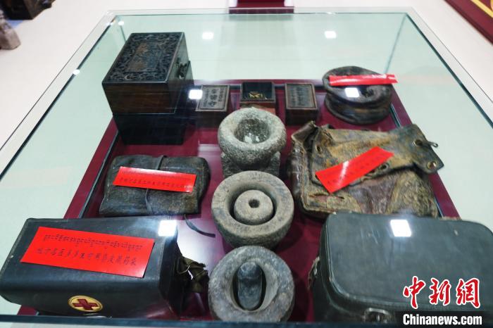 圖為藏醫(yī)傳統(tǒng)制藥石鍋石槽?！●R銘言 攝