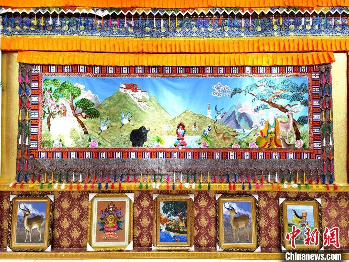 圖為藏繡作品?！∑钤鲚?攝