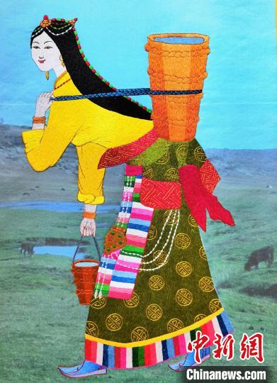 圖為藏繡作品《背水姑娘》。　祁增蓓 攝