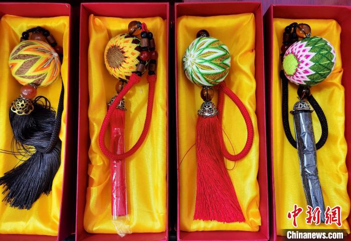 圖為藏繡手工藝品。　祁增蓓 攝