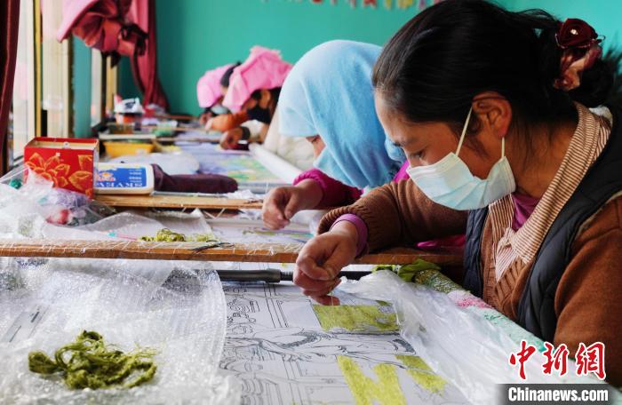 圖為繡娘正在進(jìn)行刺繡?！●R銘言 攝
