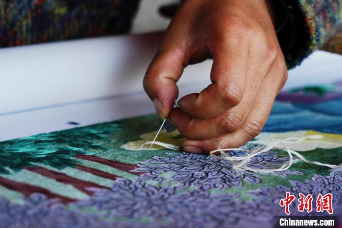 圖為“藏繡”細(xì)節(jié)圖?！●R銘言 攝