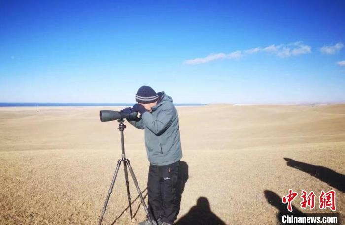 圖為工作人員正在進(jìn)行監(jiān)測。　青海湖景區(qū)保護(hù)利用管理局供圖