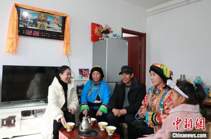 新家是兩層小樓房，一樓布置得充滿現(xiàn)代感，喝著藏式奶茶，一家人聊著今年春節(jié)怎么過?！《∷?攝