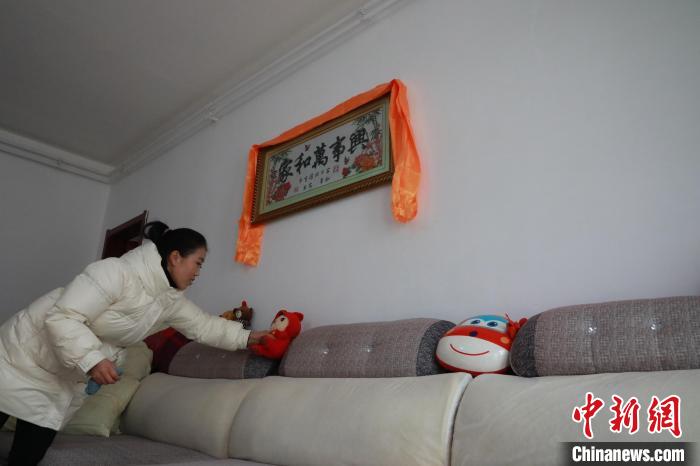 27日，春節(jié)將至，楊周馬草打掃房屋，拆洗沙發(fā)靠墊等?！《∷?攝