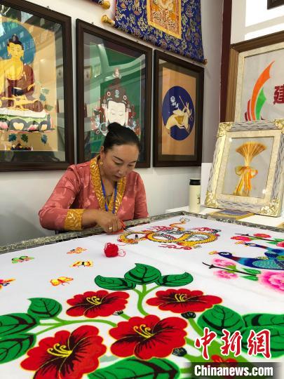 青海熱貢藝術(shù)之鄉(xiāng)半邊天們的“領(lǐng)頭雁”:一枝獨(dú)放不是春