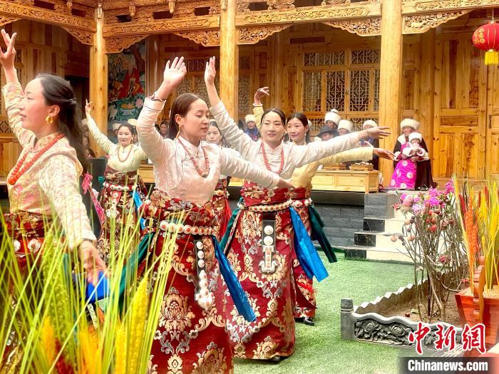 圖為藏族女性載歌載舞?！±钣穹?攝