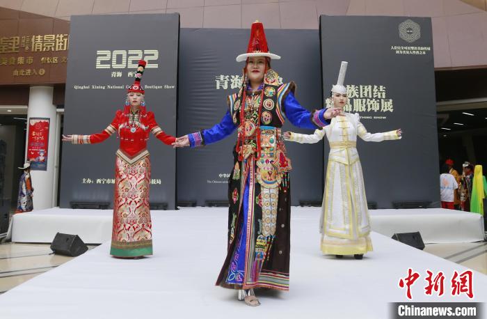 圖為模特展示蒙古族服飾。　馬銘言 攝