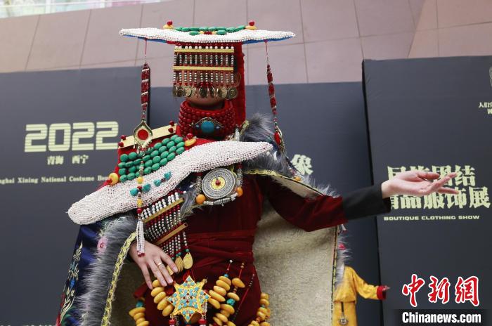 圖為模特展示藏族服飾?！●R銘言 攝