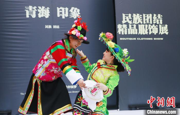 圖為模特身穿土族服飾進(jìn)行“土族刺繡”表演?！●R銘言 攝