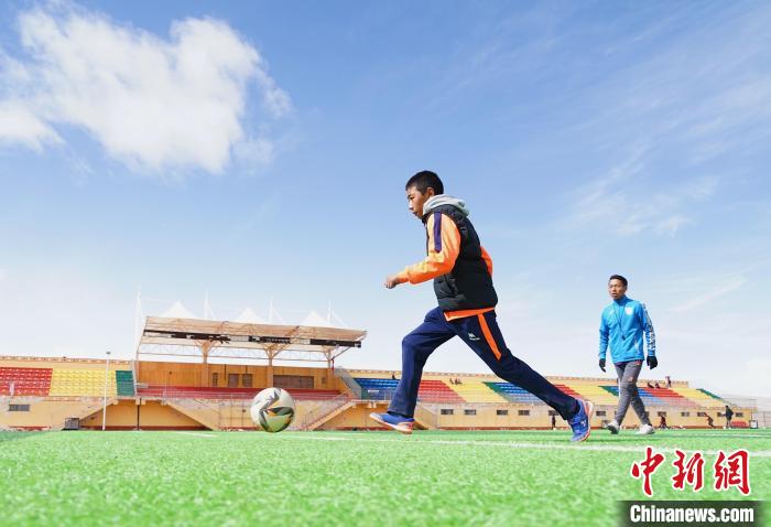 圖為一名男孩運(yùn)球射門?！●R銘言 攝