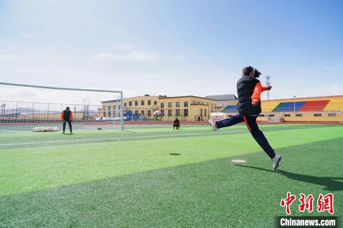 圖為一名女孩進(jìn)行射門訓(xùn)練?！●R銘言 攝