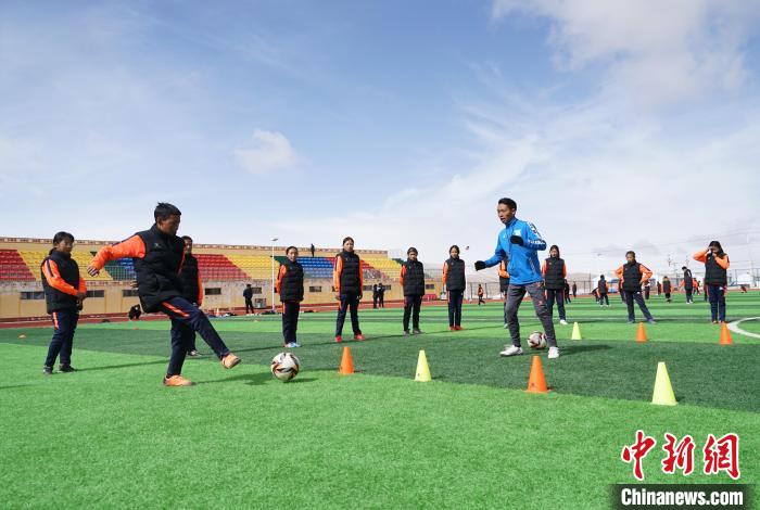 圖為孩子們正在進(jìn)行訓(xùn)練?！●R銘言 攝