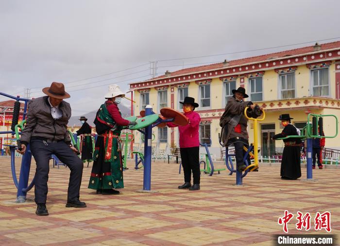 圖為老人們使用健身器材鍛煉身體?！●R銘言 攝