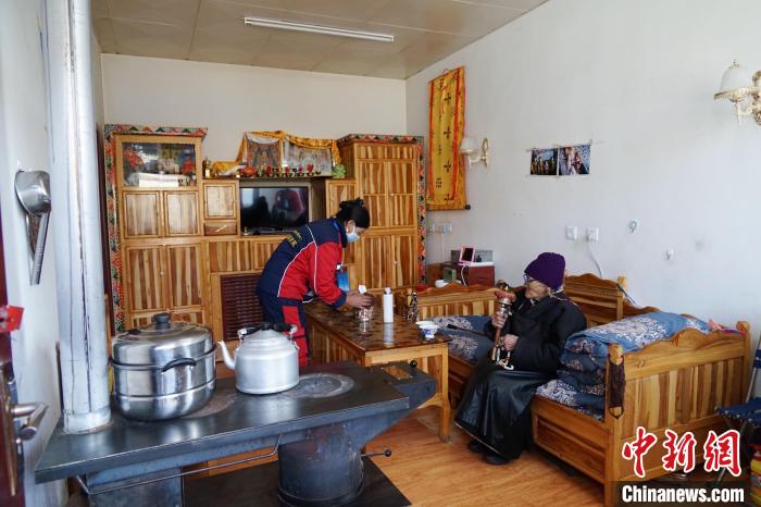 圖為敬老院護(hù)工為老人打掃屋內(nèi)衛(wèi)生。　馬銘言 攝