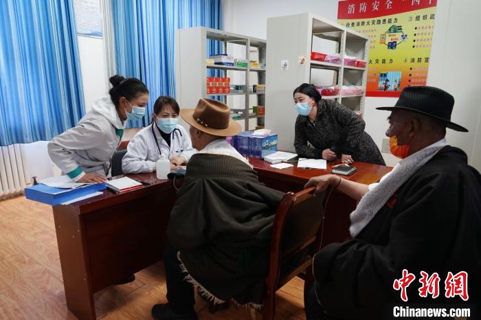 圖為骨科醫(yī)生為敬老院老人們進(jìn)行集中檢查?！●R銘言 攝