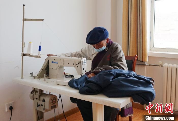 圖為敬老院老人使用縫紉機(jī)?！●R銘言 攝