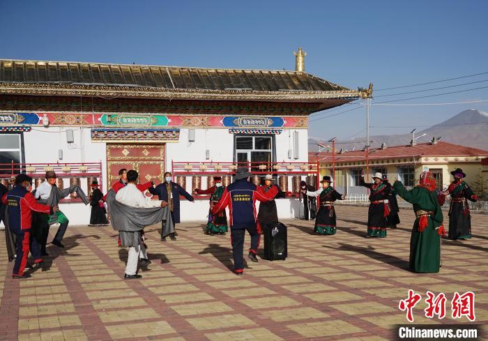 圖為老人們飯后跳起歡快的鍋莊舞蹈?！●R銘言 攝